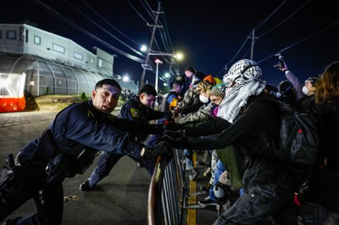 Polizisten und Demonstranten stehen sich vor dem Abschiebezentrum in Newark gegenüber