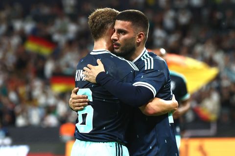 DFB-Spieler Deniz Undav beim Jubel mit Joshua Kimmich