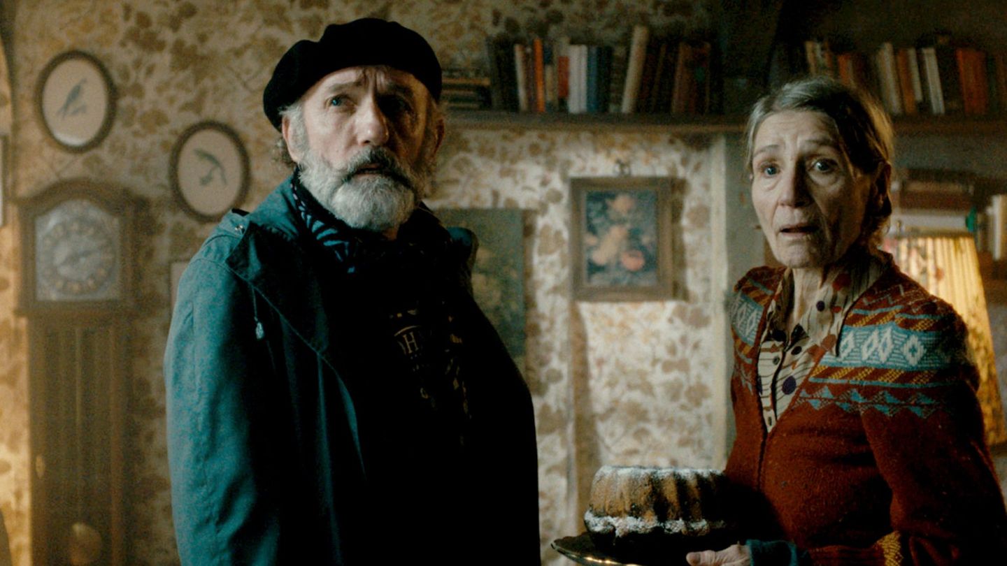 Viktor (Karl Markovics) und Margit (Barbara Nüsse) leben im selben Hamburger Mietshaus. Margit hat als Kind den Bombenhagel auf die Stadt erlebt und leidet bis heute unter diesem Trauma.