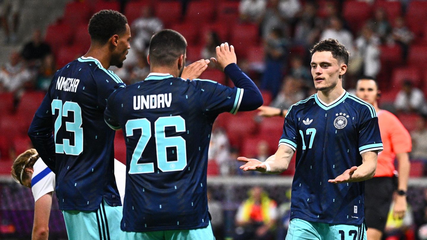 Vorlagengeber Deniz Undav (Nr. 26) und Torschütze Florian Wirtz (r) klatschen sich ab nach dem 2:0 gegen Finnland. Foto: Tom Wel