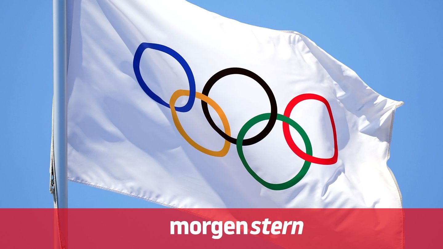 Olympia: Fahne mit Olympischen Ringen