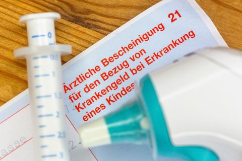 Gesetzlich versicherte Eltern können Krankengeld beantragen, wenn ein Kind unter zwölf Jahren krank ist und sie deshalb nicht zu