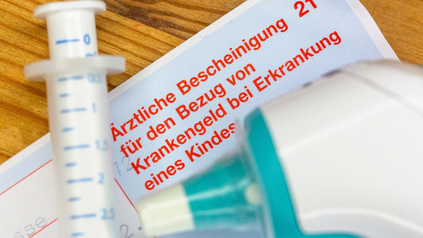 Gesetzlich versicherte Eltern können Krankengeld beantragen, wenn ein Kind unter zwölf Jahren krank ist und sie deshalb nicht zu