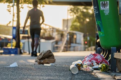Fastfood-Verpackungen, Einwegbecher, Getränkedosen - gerade in der warmen Jahreszeit sorgt achtlos weggeworfener Abfall in viele