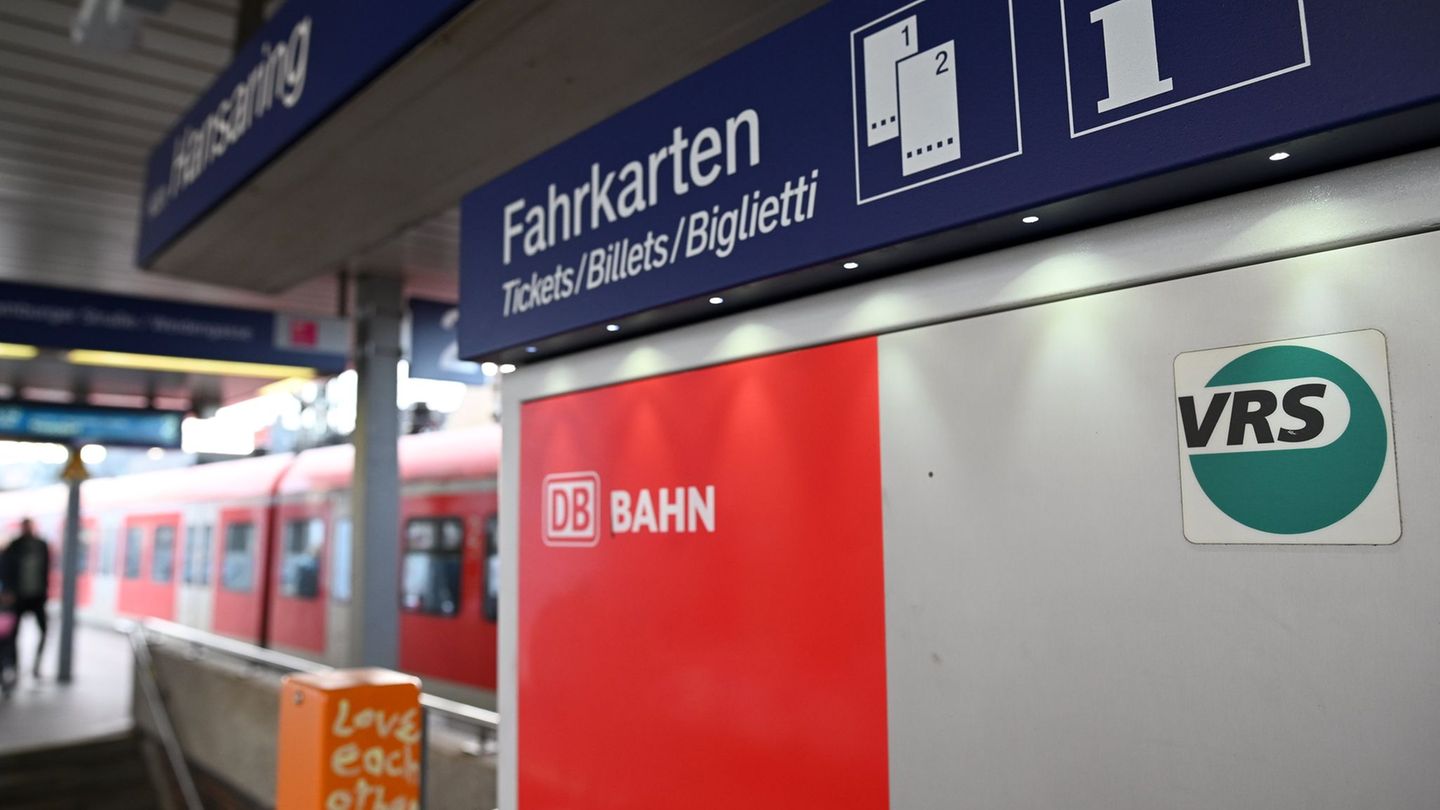 Ein Logo des Verkehrsverbundes Rhein-Sieg klebt an einem Fahrkartenautomaten. (Archivbild) Foto: Henning Kaiser/dpa