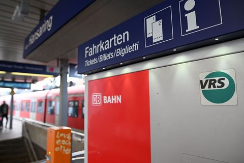 Ein Logo des Verkehrsverbundes Rhein-Sieg klebt an einem Fahrkartenautomaten. (Archivbild) Foto: Henning Kaiser/dpa
