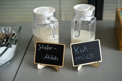 Echte „Milch“ gibt es laut Vorschrift nur von Tieren - aber im Alltag werden auch Pflanzendrinks so genannt. Foto: Jens Kalaene/