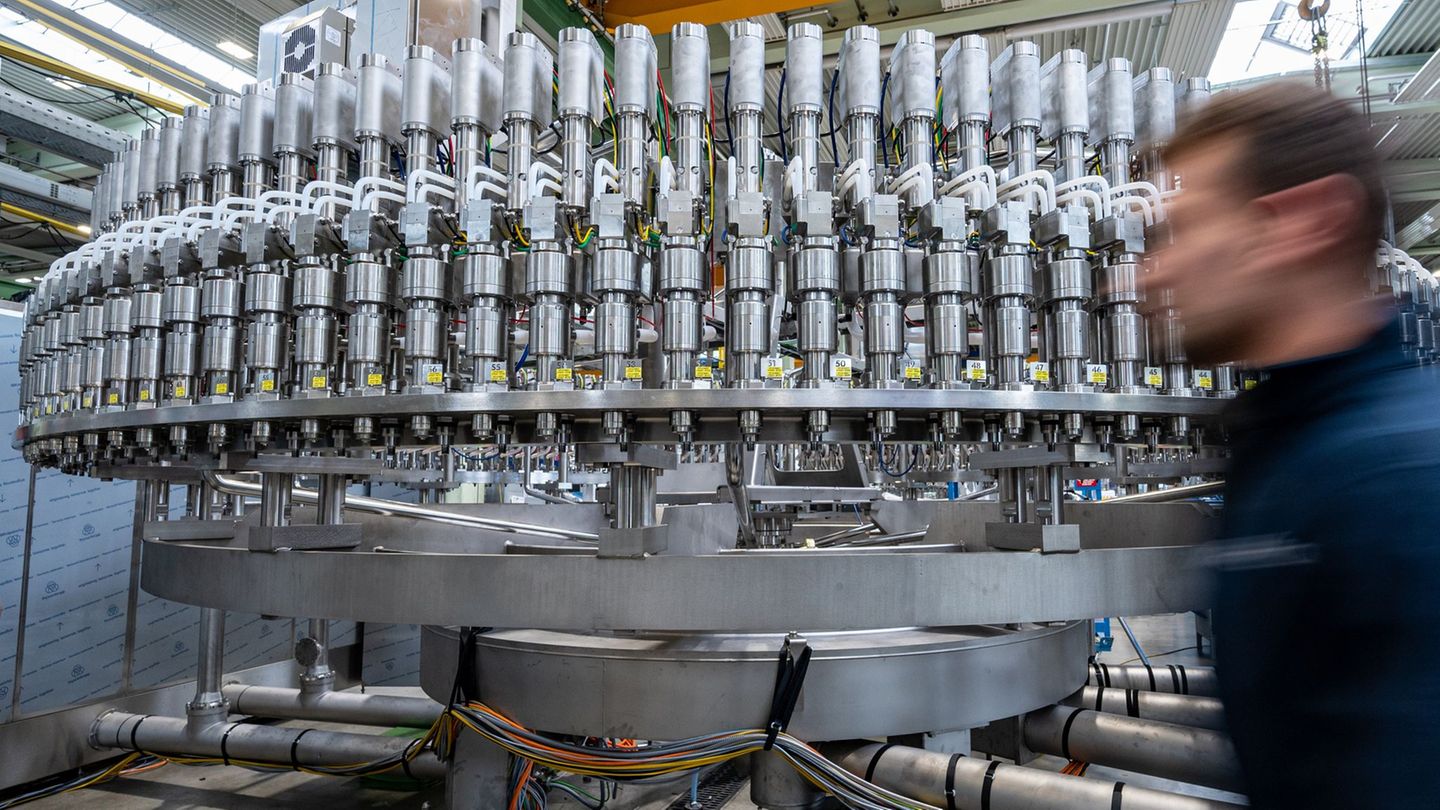 Die bayerische Metall- und Elektroindustrie ist auf Talfahrt. (Archivbild) Foto: Armin Weigel/dpa