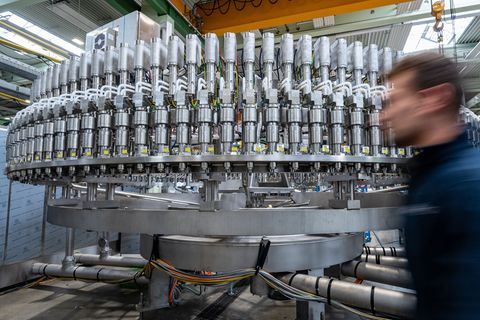 Die bayerische Metall- und Elektroindustrie ist auf Talfahrt. (Archivbild) Foto: Armin Weigel/dpa