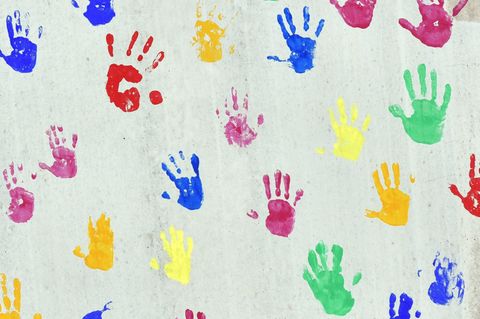 Viele Mädchen und Jungen bekommen am Kindertag am Montag kleine Überraschungen. (Illustration) Foto: Peter Kneffel/dpa