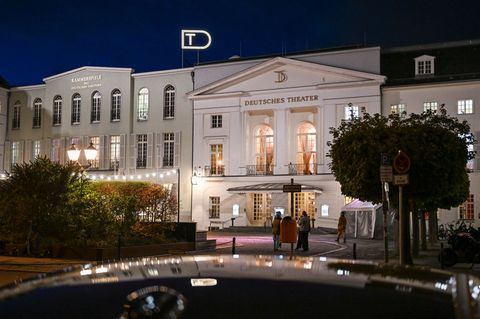 Das Deutsche Theater in Berlin spielt nun auch draußen. (Archivbild) Foto: Jens Kalaene/dpa