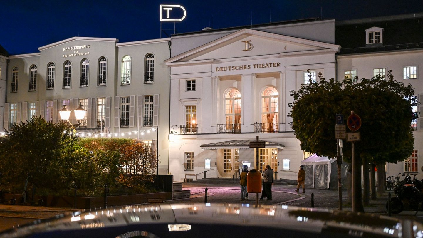 Das Deutsche Theater in Berlin spielt nun auch draußen. (Archivbild) Foto: Jens Kalaene/dpa