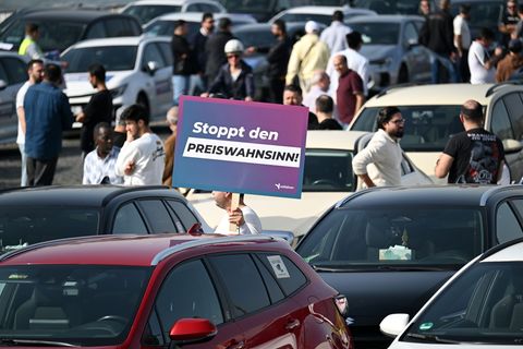 Mietwagenfahrten dürfen nur noch maximal 20 Prozent günstiger sein als Taxifahrten. Foto: Federico Gambarini/dpa