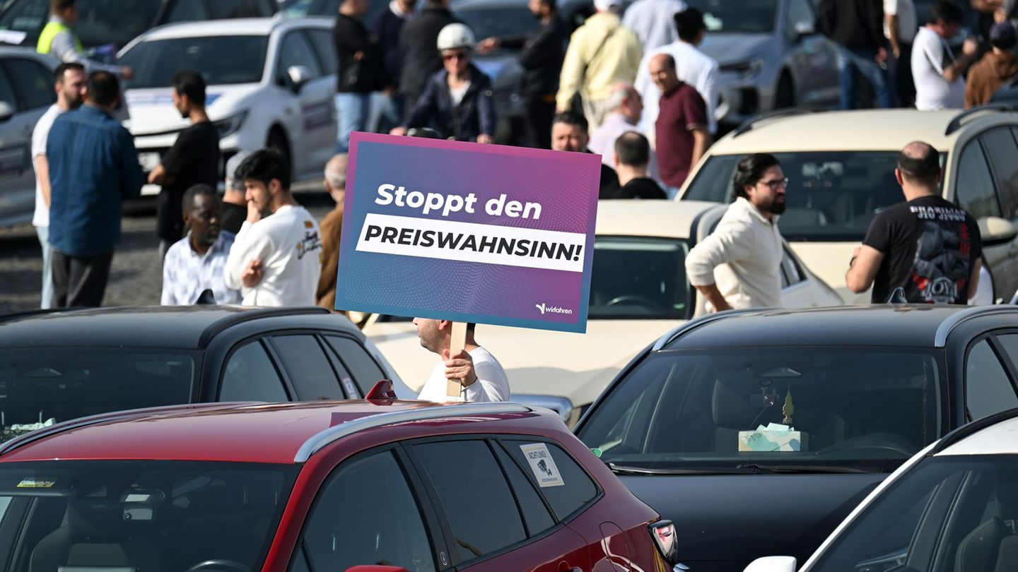 Mietwagenfahrten dürfen nur noch maximal 20 Prozent günstiger sein als Taxifahrten. Foto: Federico Gambarini/dpa