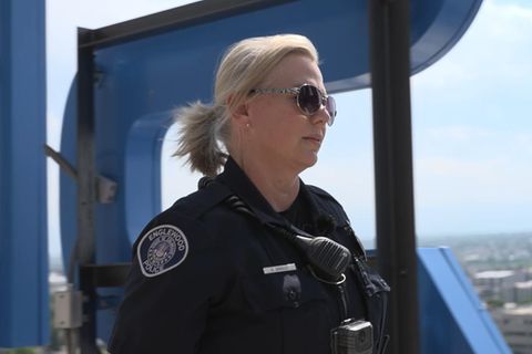 Polizistin Heide lässt sich bei ihrer Arbeit von einem Kamerateam begleiten.