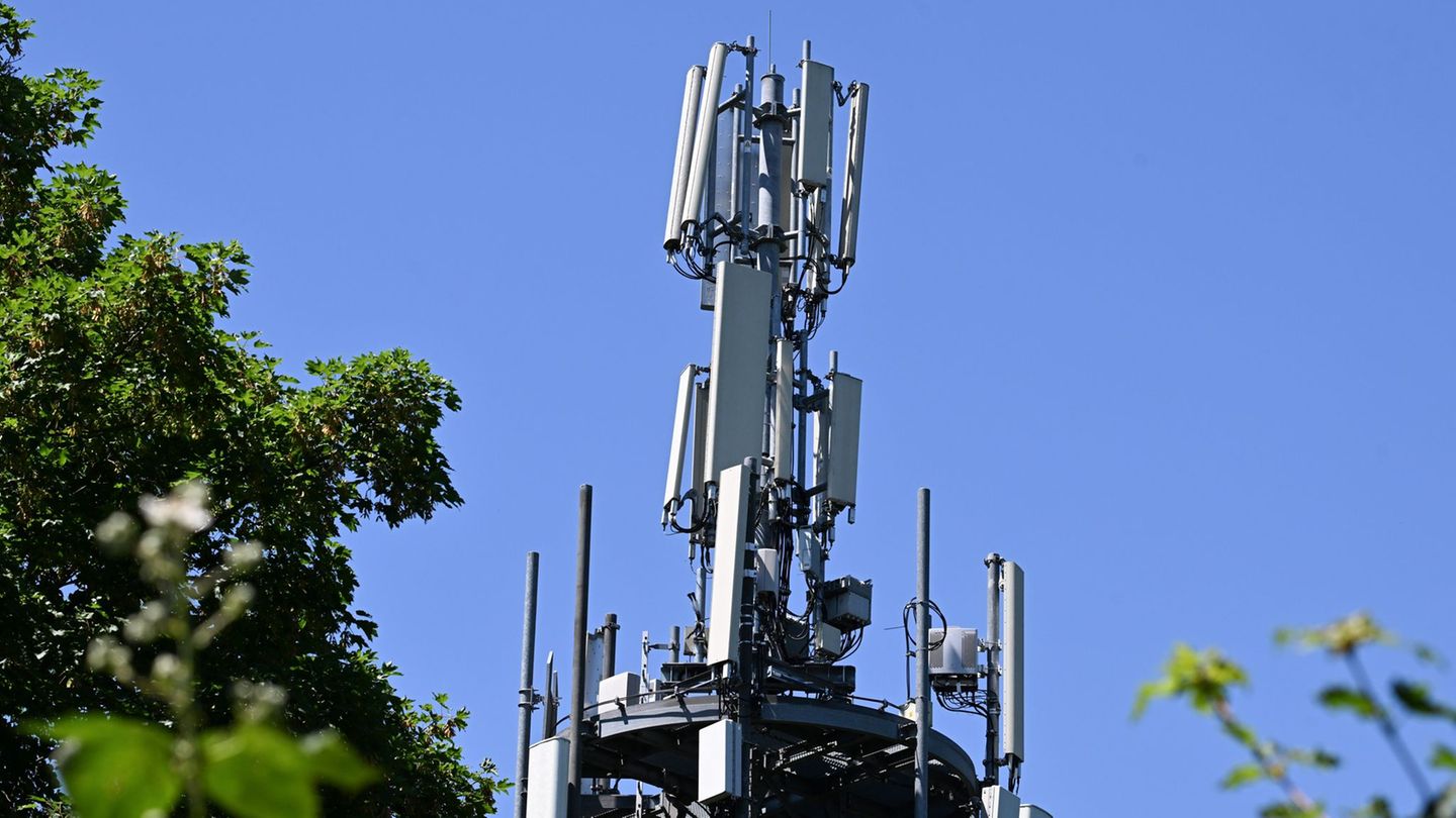 Ein Antennen-Standort, an dem auch in 2G gefunkt wird - noch. Foto: Bernd Weißbrod/dpa