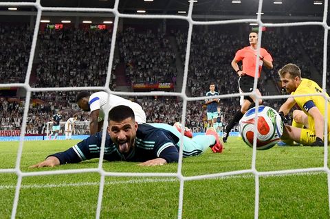 Deniz Undav jubelt über sein zweites Tor gegen Finnland. Foto: Tom Weller/dpa