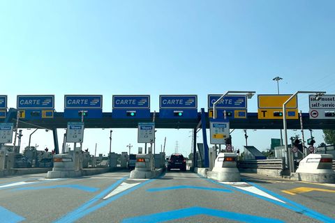 In Italien soll es bei Verspätungen wegen Autobahn-Baustellen jetzt Geld zurückgeben. (Archivbild) Foto: Christoph Sator/dpa