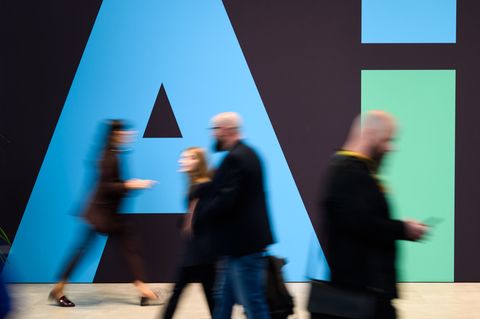 Umweltverbände werfen der Tech-Branche vor, die Klimafolgen von KI zu beschönigen. Foto: Julian Stratenschulte/dpa