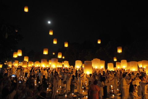 Buddhisten lassen beim Waisak-Fest Laternen aufsteigen