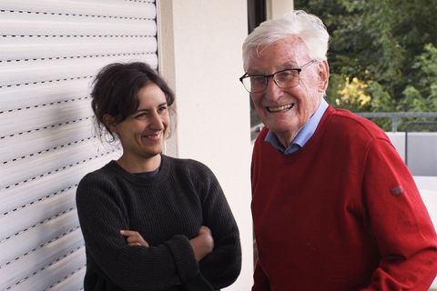 Die Filmemacherin und ihr Großvater Alfred Geisel, ehemaliger Vizepräsident des Baden-Württemberger Landtags, verstehen sich gut. Beide sind Mitglieder der SPD.