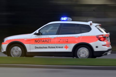 Auch die Beifahrerin wird schwer verletzt. (Symbolbild) Foto: Patrick Seeger/dpa