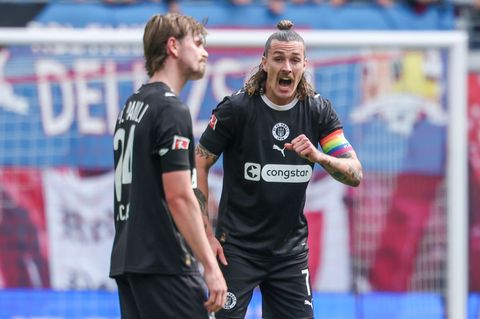 Jackson Irvine (r) und Connor Metcalfe fahren zur WM. (Archivbild) Foto: Jan Woitas/dpa