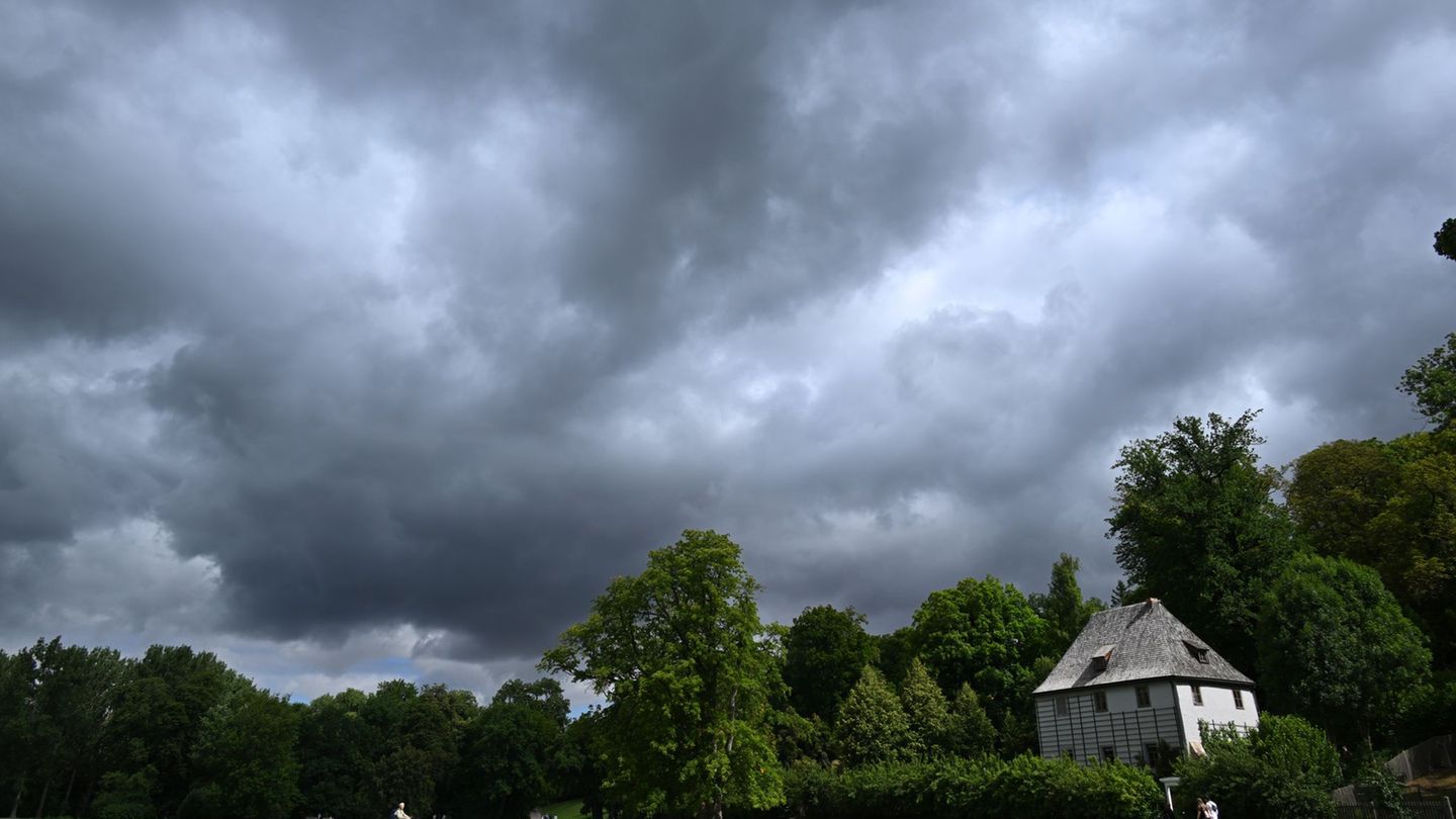 Unwetter haben in Thüringen am Sonntagabend vielerorts Einsätze der Feuerwehr ausgelöst. (Symbolbild) Foto: Martin Schutt/dpa