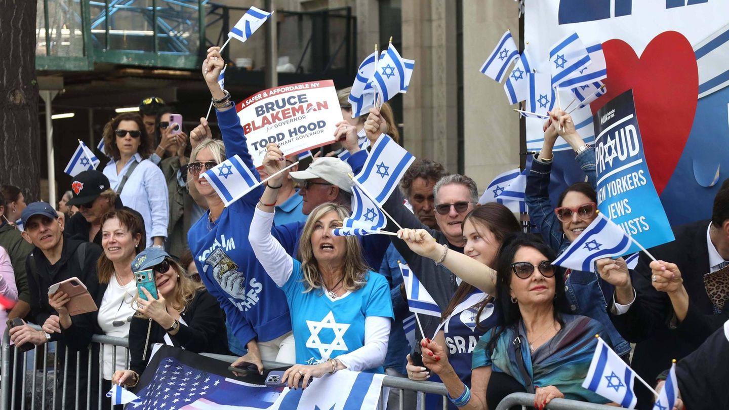Menschen feiern in New York die „Israel Day Parade“