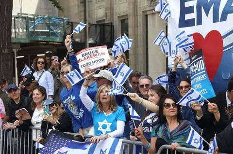 Menschen feiern in New York die „Israel Day Parade“