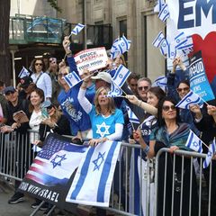 Menschen feiern in New York die „Israel Day Parade“