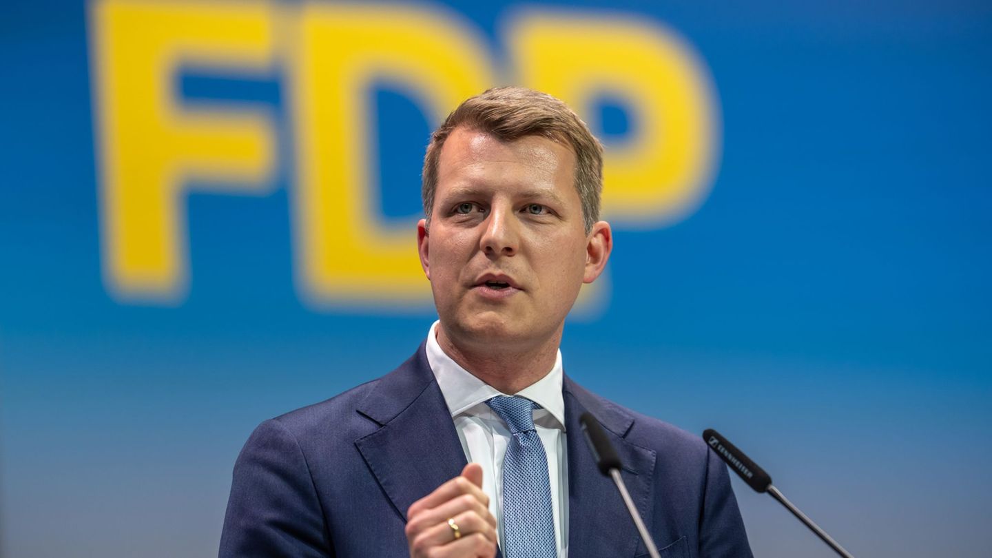 Will die AfD stärker mit inhaltlichen Debatten stellen: Der nordrhein-westfälische FDP-Chef Henning Höne. (Archivbild) Foto: Mic