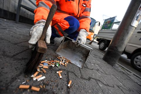 Für das achtlose Wegwerfen von Zigarettenkippen werden in einigen Städten Hessens hohe Bußgelder fällig. (Symbolbild) Foto: Fabi