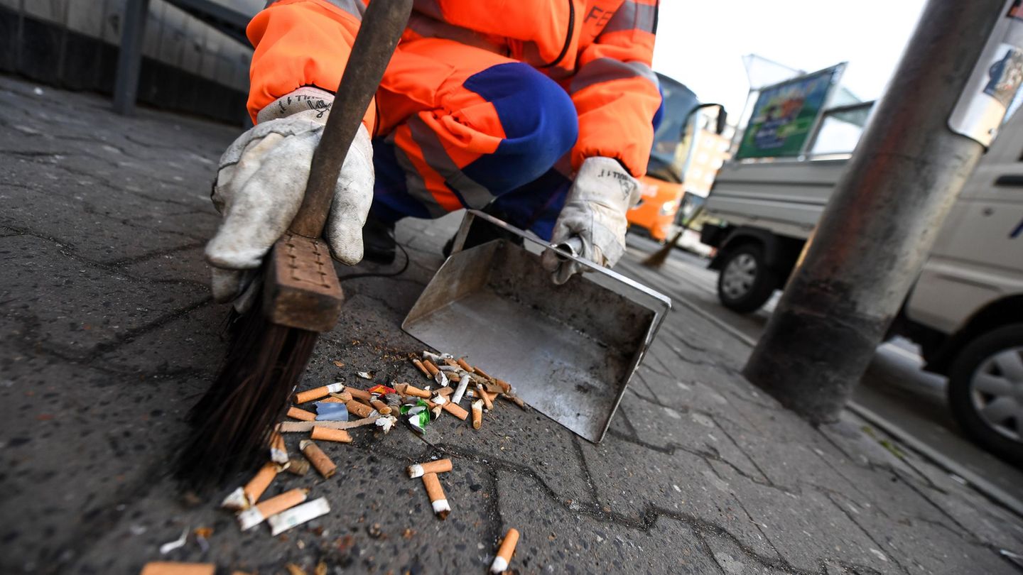 Für das achtlose Wegwerfen von Zigarettenkippen werden in einigen Städten Hessens hohe Bußgelder fällig. (Symbolbild) Foto: Fabi