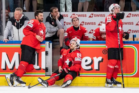 Die Schweiz um Kapitän Roman Josi (l) trauert nach dem verlorenen WM-Finale gegen Finnland. Foto: Claudio Thoma/KEYSTONE/dpa