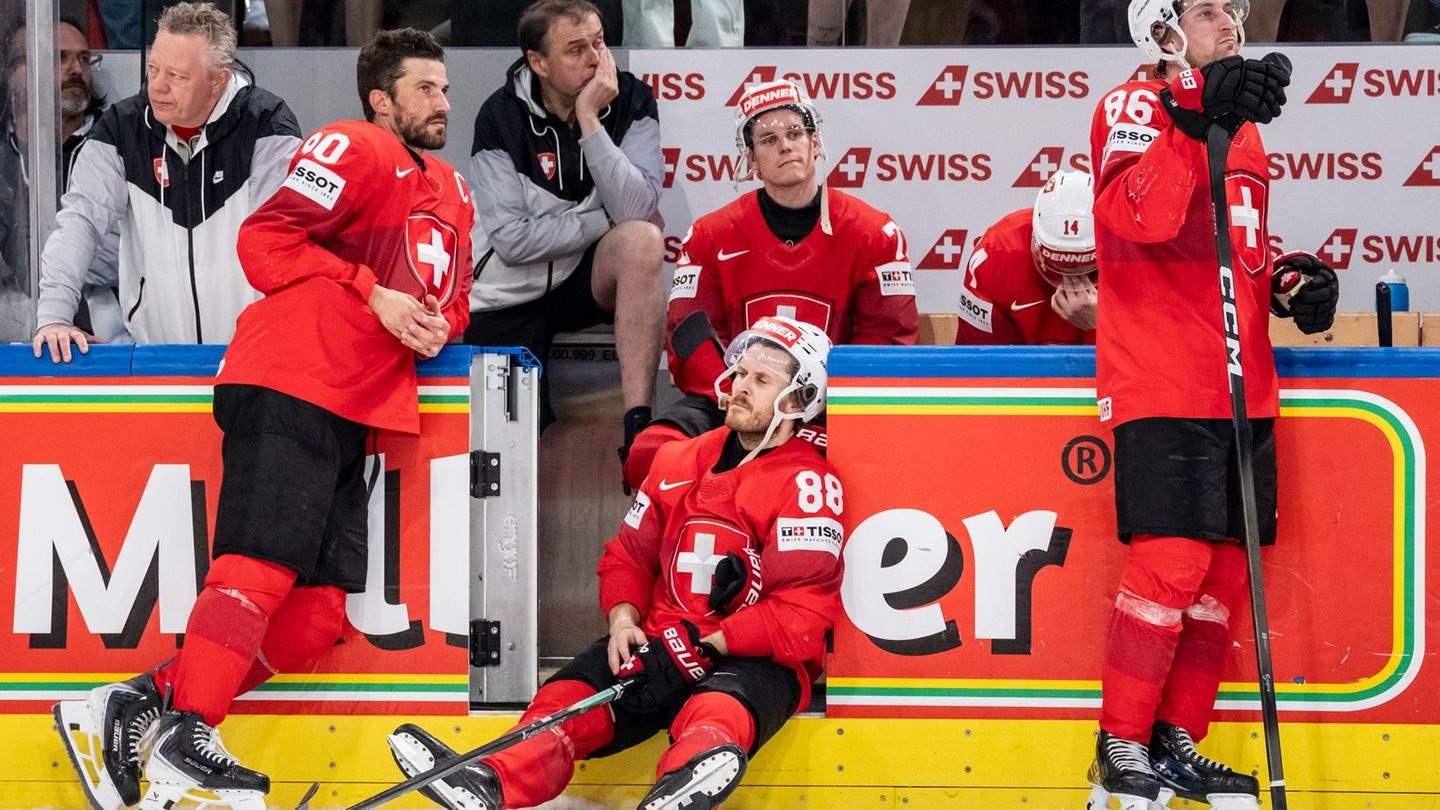 Die Schweiz um Kapitän Roman Josi (l) trauert nach dem verlorenen WM-Finale gegen Finnland. Foto: Claudio Thoma/KEYSTONE/dpa