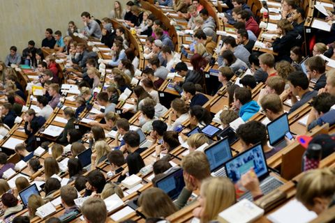 Hörsaal mit Studentinnen und Studenten