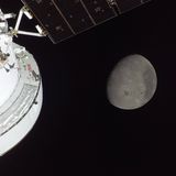 Die Artemis fliegt auf den Mond zu
