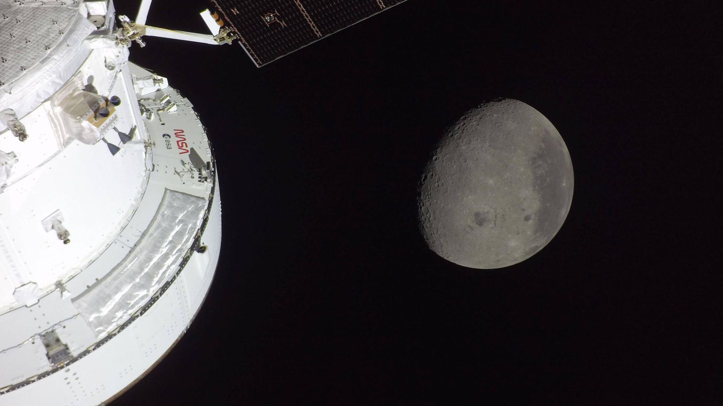 Die Artemis fliegt auf den Mond zu
