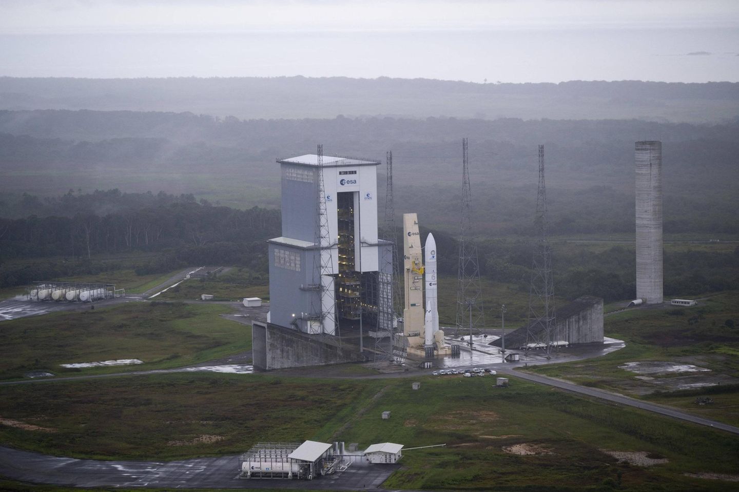 Eine Ariane-Rakete steht auf der Startrampe