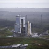 Eine Ariane-Rakete steht auf der Startrampe