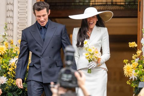 Callum Turner und Dua Lipa kommen nach ihrer standesamtlichen Trauung aus der Old Marylebone Town Hall