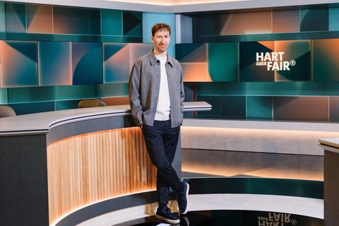 Louis Klamroth diskutiert montags in seiner ARD-Talkshow „Hart aber fair“ mit prominenten Gästen.