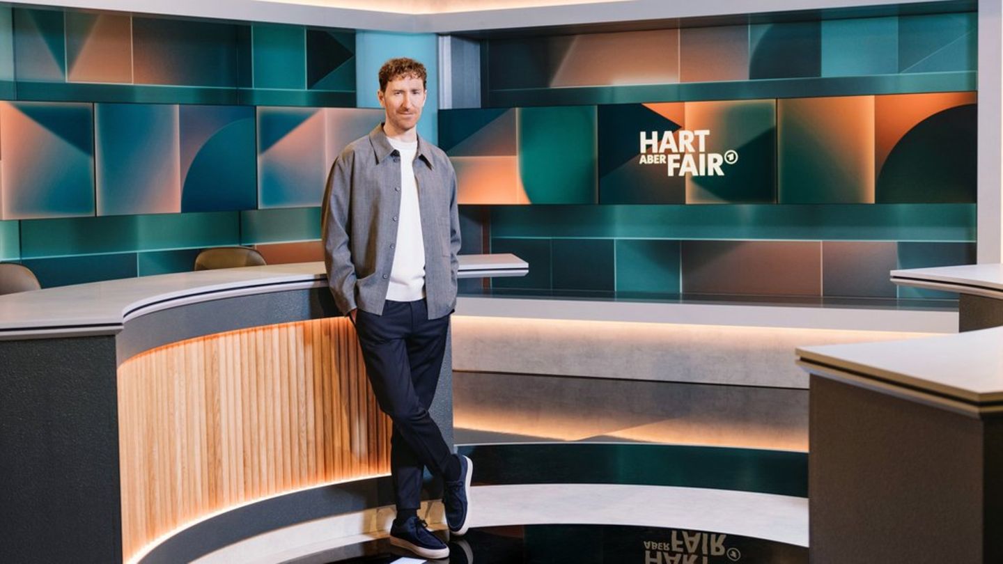 Louis Klamroth diskutiert montags in seiner ARD-Talkshow „Hart aber fair“ mit prominenten Gästen.