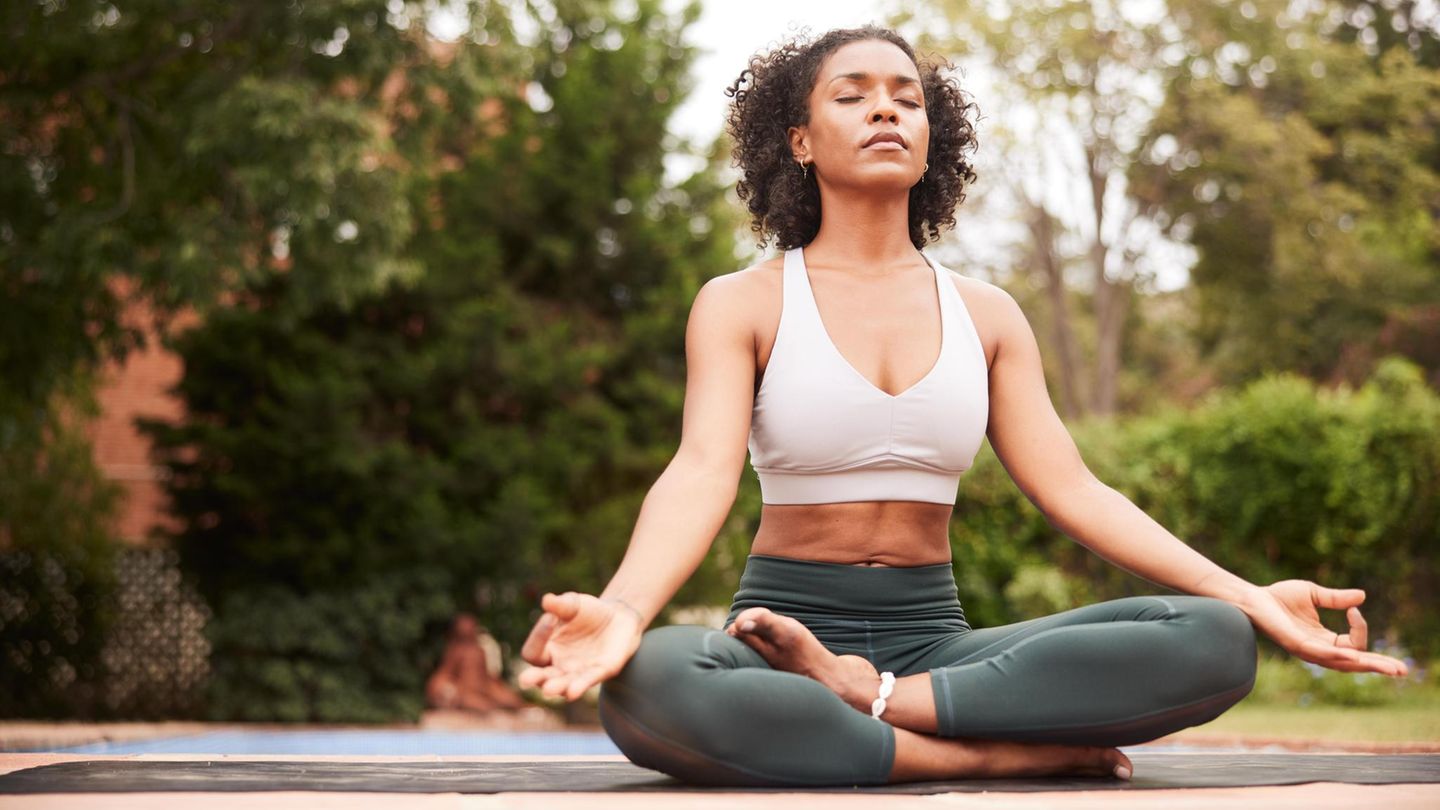 Krankenkasse: Eine Frau meditiert beim Yoga