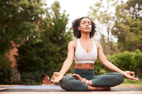 Krankenkasse: Eine Frau meditiert beim Yoga