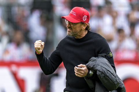 Cottbus-Coach Claus-Dieter Wollitz freut sich über den nächsten Neuzugang. Foto: Frank Hammerschmidt/dpa