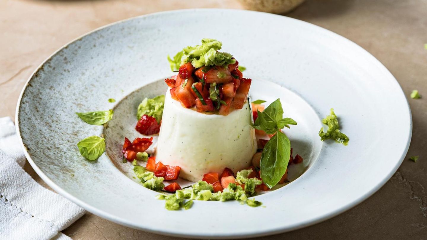 Erdbeer-Basilikum-Salat, Basilikum-Granita und Schmandmousse