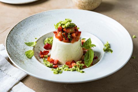 Erdbeer-Basilikum-Salat, Basilikum-Granita und Schmandmousse