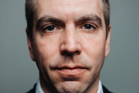 Philipp Lahm blickt für ein Porträtbild in die Kamera